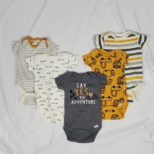 5 pack of onsies Size: 0-3 Mos
